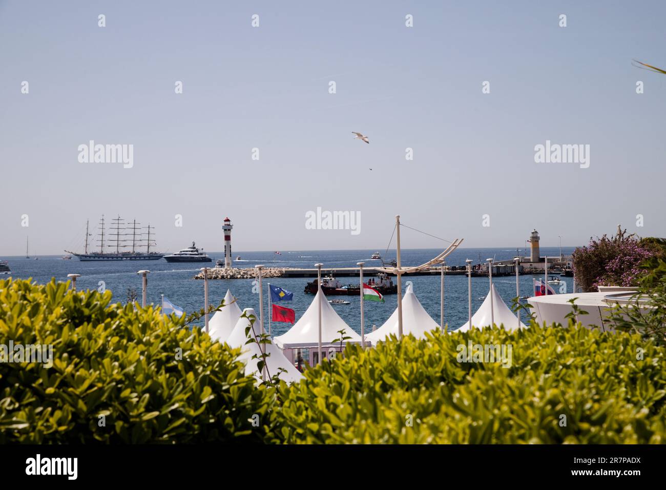 Cannes, France.27th mai 2023. Vue sur le Royal Clipper, un yacht de 134 mètres de long à cinq mâts et le yacht d'Arience à l'ancre dans la baie de Cannes (Gul Banque D'Images