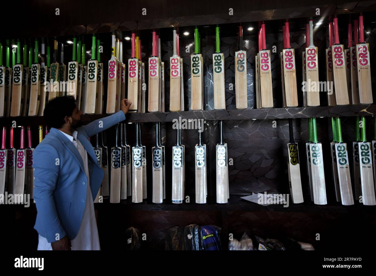 Fawzul Kabir, propriétaire d'une unité de fabrication de GR8 chauves-souris de cricket, vérifie une chauve-souris à Sangam, à environ 38 kilomètres au sud de Srinagar, la capitale estivale du Cachemire indien, le 16 juin 2023. Les fabricants de chauves-souris du Cachemire ont reçu une commande pour que les chauves-souris soient utilisées lors de la coupe du monde 2023 One Day International (ODI); ils ont même déjà reçu une commande pour 10 chauves-souris pour la coupe du monde Twenty20 (T20) en 2022. Seulement deux types de chauves-souris sont utilisés dans le cricket dans le monde entier - le saule anglais et le saule de Kashmiri - et tandis que les prix du saule anglais sont beaucoup plus élevés que ceux faits de Willow de Cachemire et sont plus Banque D'Images