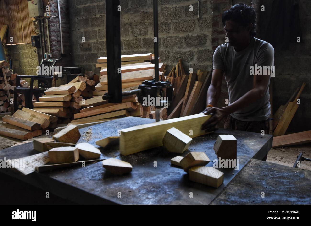 16 juin 2023, Anantnag, Jammu-et-Cachemire, Inde : un ouvrier travaille dans une unité de fabrication de GR8 chauves-souris de cricket à Sangam, à environ 38 kilomètres au sud de Srinagar, la capitale estivale du Cachemire indien, le 16 juin 2023. Les fabricants de chauves-souris du Cachemire ont reçu une commande pour que les chauves-souris soient utilisées lors de la coupe du monde 2023 One Day International (ODI); ils ont même déjà reçu une commande pour 10 chauves-souris pour la coupe du monde Twenty20 (T20) en 2022. Seulement deux types de chauves-souris sont utilisés dans le cricket dans le monde entier - le saule anglais et le saule de Kashmiri - et tandis que les prix du saule anglais sont beaucoup plus élevés que ceux faits Banque D'Images