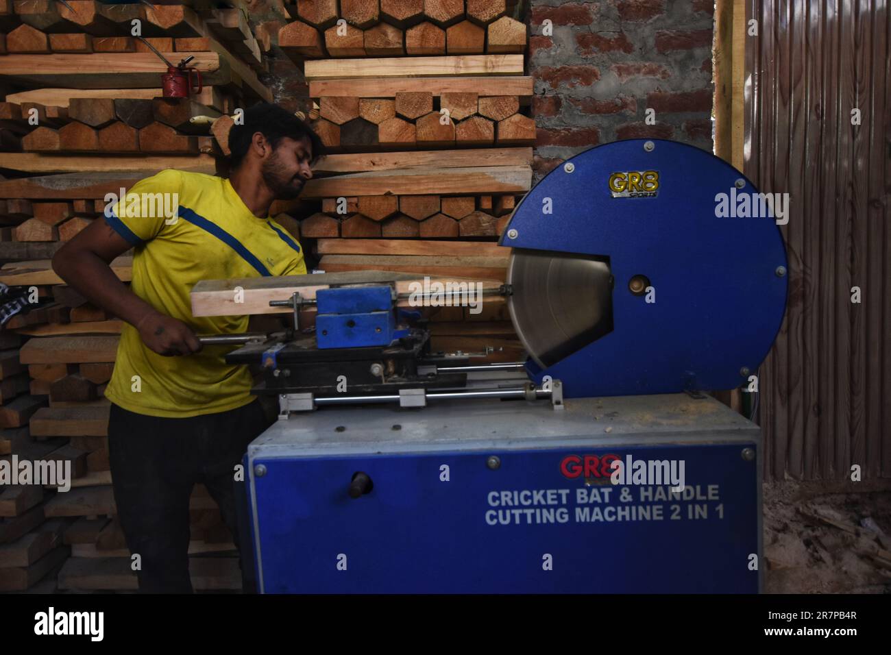 16 juin 2023, Anantnag, Jammu-et-Cachemire, Inde : un ouvrier travaille dans une unité de fabrication de GR8 chauves-souris de cricket à Sangam, à environ 38 kilomètres au sud de Srinagar, la capitale estivale du Cachemire indien, le 16 juin 2023. Les fabricants de chauves-souris du Cachemire ont reçu une commande pour que les chauves-souris soient utilisées lors de la coupe du monde 2023 One Day International (ODI); ils ont même déjà reçu une commande pour 10 chauves-souris pour la coupe du monde Twenty20 (T20) en 2022. Seulement deux types de chauves-souris sont utilisés dans le cricket dans le monde entier - le saule anglais et le saule de Kashmiri - et tandis que les prix du saule anglais sont beaucoup plus élevés que ceux faits Banque D'Images