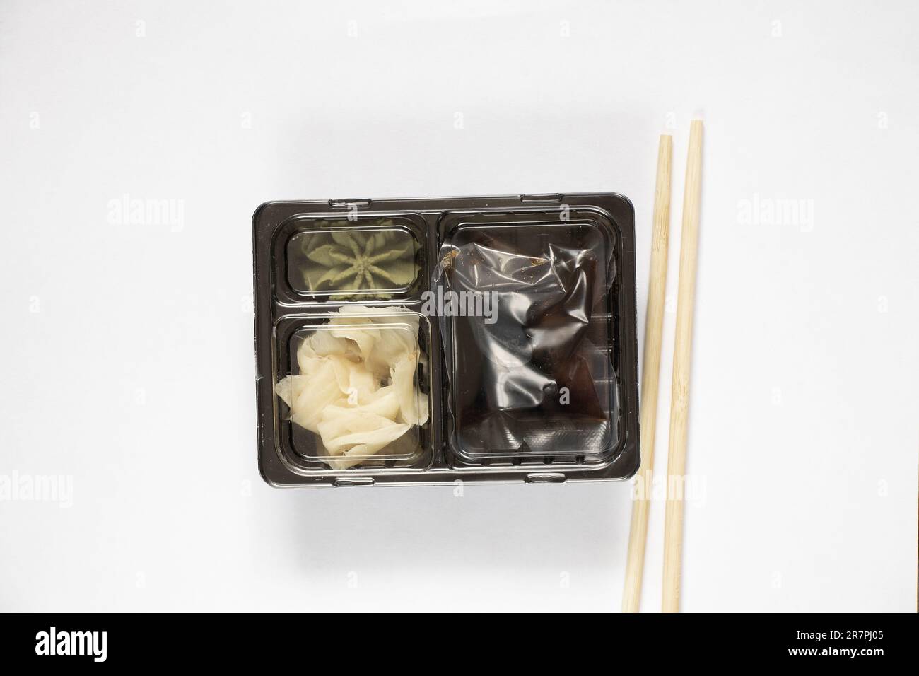 contenant à nourriture pour la livraison de la sauce de soja de sushi et wasabi avec la nourriture, livraison du restaurant de sushi Banque D'Images