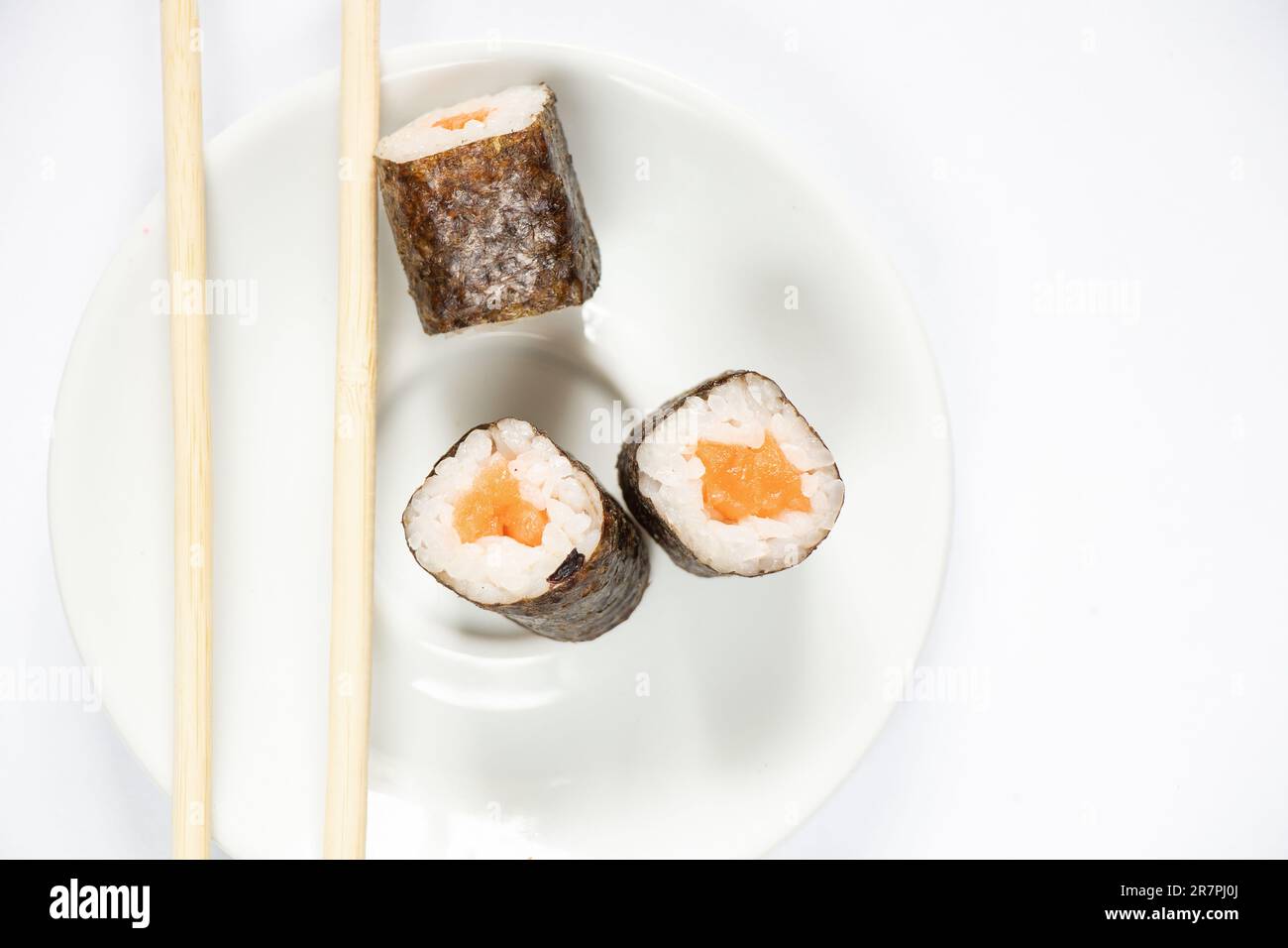 sushi au saumon dans une assiette blanche sur une assiette blanche en gros plan, restaurant Banque D'Images