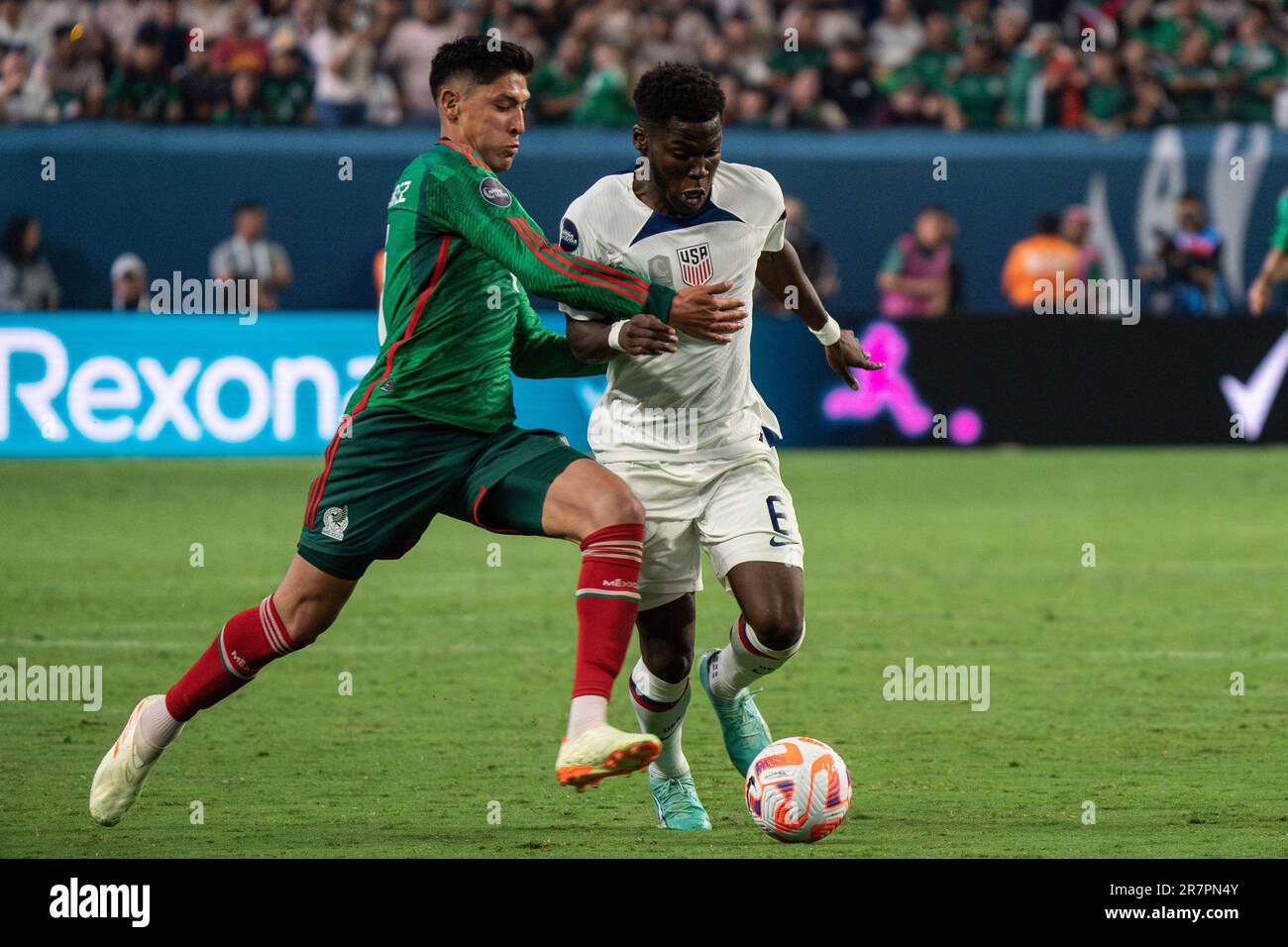 Le défenseur mexicain Edson Álvarez (4) défie le milieu de terrain des États-Unis Yunus Musah (6) lors d'un match de demi-finale de la Ligue des Nations de la CONCACAF, jeudi, 15 juin 2023 Banque D'Images