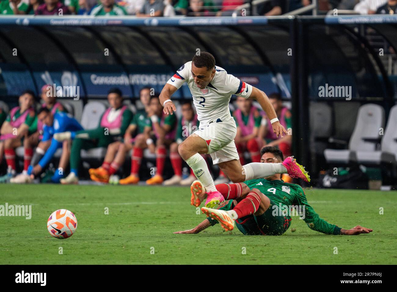 Le défenseur américain Sergiño Dest (2) est fouillé par le défenseur mexicain Edson Álvarez (4) lors d'un match semi-final de la Ligue des Nations de la CONCACAF, jeudi, 15 juin, 202 Banque D'Images