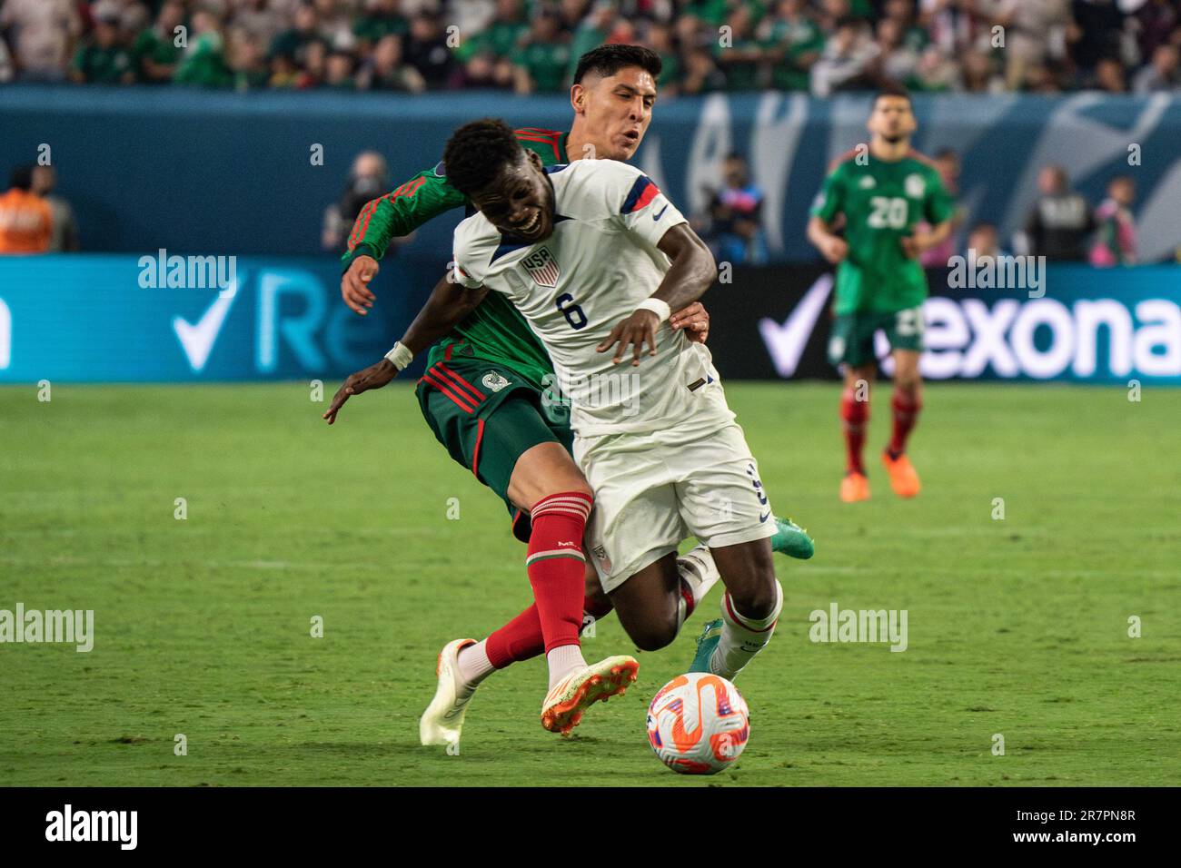 Le milieu de terrain des États-Unis Yunus Musah (6) est fouillé par le défenseur mexicain Edson Álvarez (4) lors d'un match de demi-finale de la Ligue des Nations de la CONCACAF, jeudi, 15 juin, 20 Banque D'Images