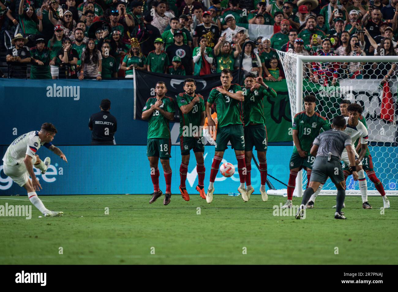 Le défenseur mexicain César Montes (3) et le milieu de terrain Luis Chávez (18), le défenseur Henry Martín (20) et le défenseur Edson Álvarez (4) sautent pour bloquer un coup de pied libre Banque D'Images