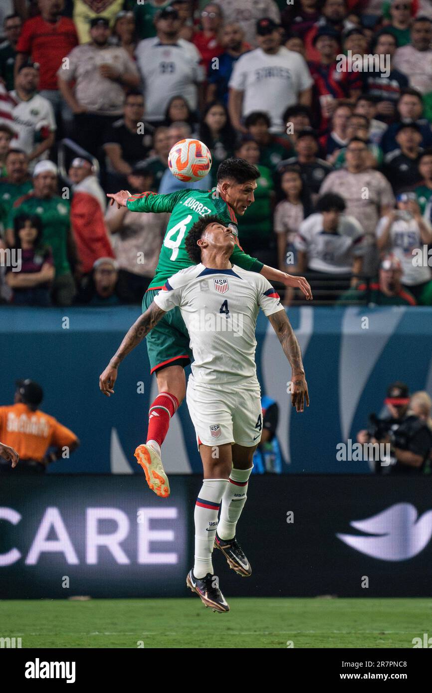 Le défenseur mexicain Edson Álvarez (4) et le milieu de terrain américain Chris Richards (4) se battent pour un cueilleur lors d'un match semi-final de la CONCACAF Nations League, jeudi Banque D'Images