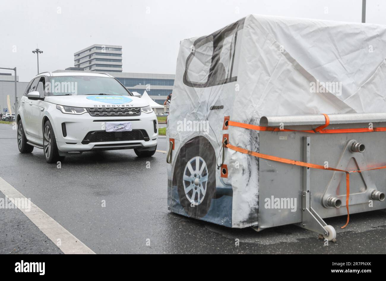 Les véhicules participent à un essai de freinage d'urgence sur le terrain d'essai des véhicules connectés intelligents de Deqing à Huzhou, dans la province de Zhejiang en Chine orientale, en juin Banque D'Images