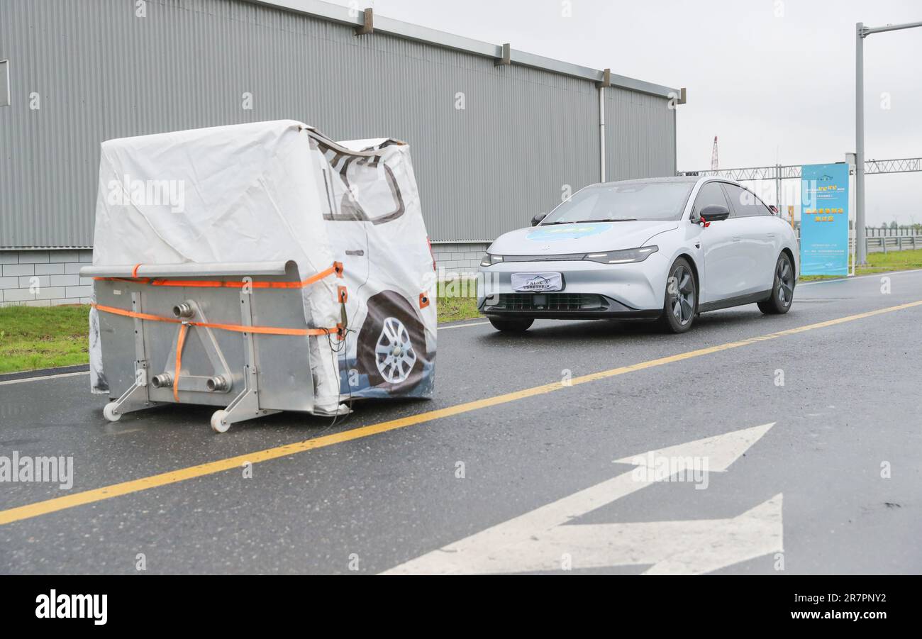 Les véhicules participent à un essai de freinage d'urgence sur le terrain d'essai des véhicules connectés intelligents de Deqing à Huzhou, dans la province de Zhejiang en Chine orientale, en juin Banque D'Images