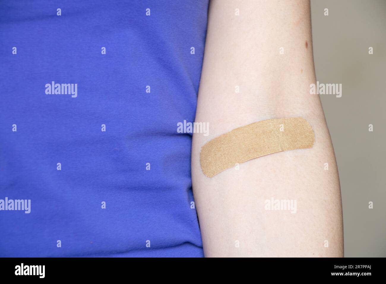un plâtre sur le bras après avoir pris du sang d'une veine, en prenant des tests Banque D'Images