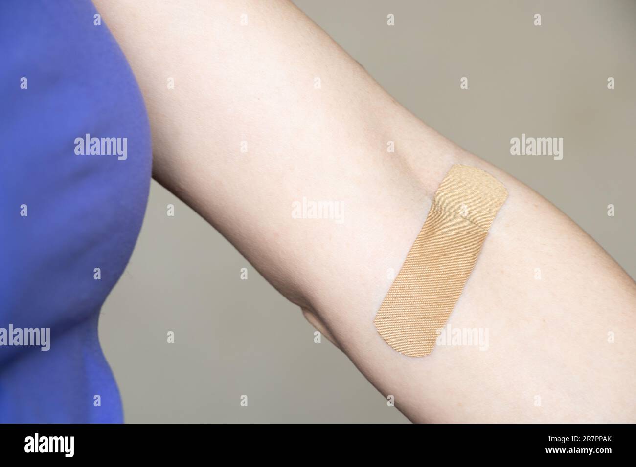 un plâtre sur le bras après avoir pris du sang d'une veine, en prenant des tests Banque D'Images