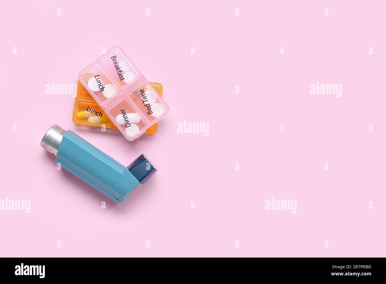 Inhalateur pour asthme et boîtes avec pilules sur fond rose Photo Stock -  Alamy