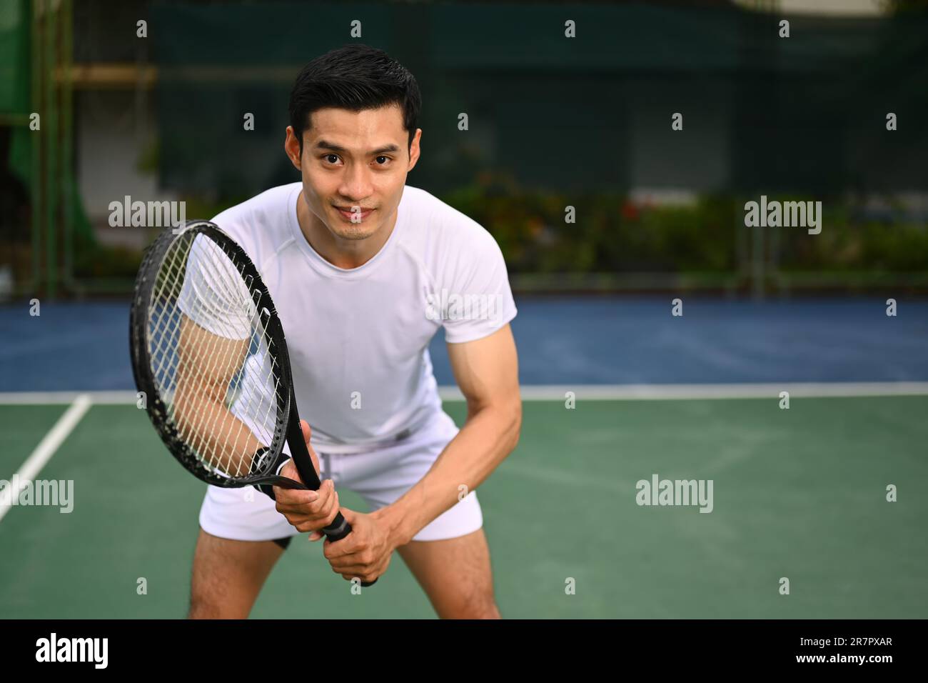 Joueur de tennis masculin concentré qui se croque en position de repos