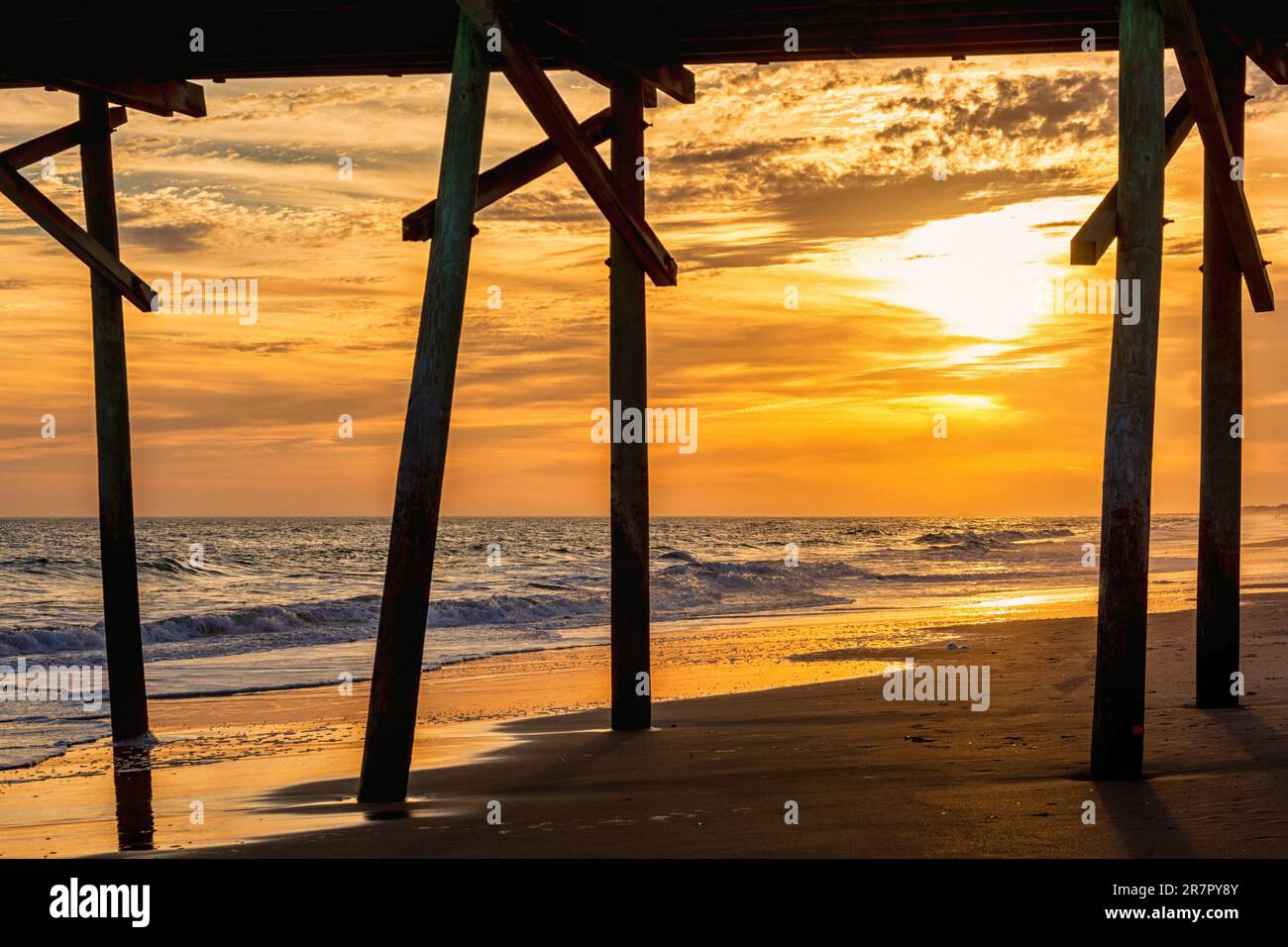 Un magnifique coucher de soleil à la jetée de pêche de Bogue Inlet à Emerald Isle, en Caroline du Nord Banque D'Images Un magnifique coucher de soleil à la jetée de pêche de Bogue Inlet à Emerald Isle, en Caroline du Nord Banque D'Images