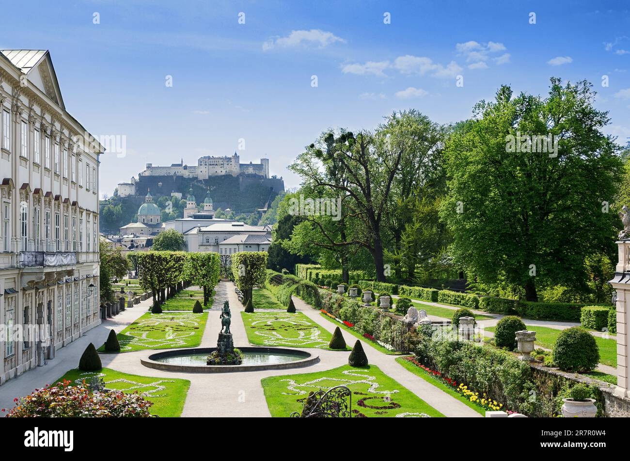 Salzbourg ville en Autriche, centre historique avec le Palais Baroque Mirabell et le jardin, et avec la forteresse Hohensalzburg au loin. Banque D'Images