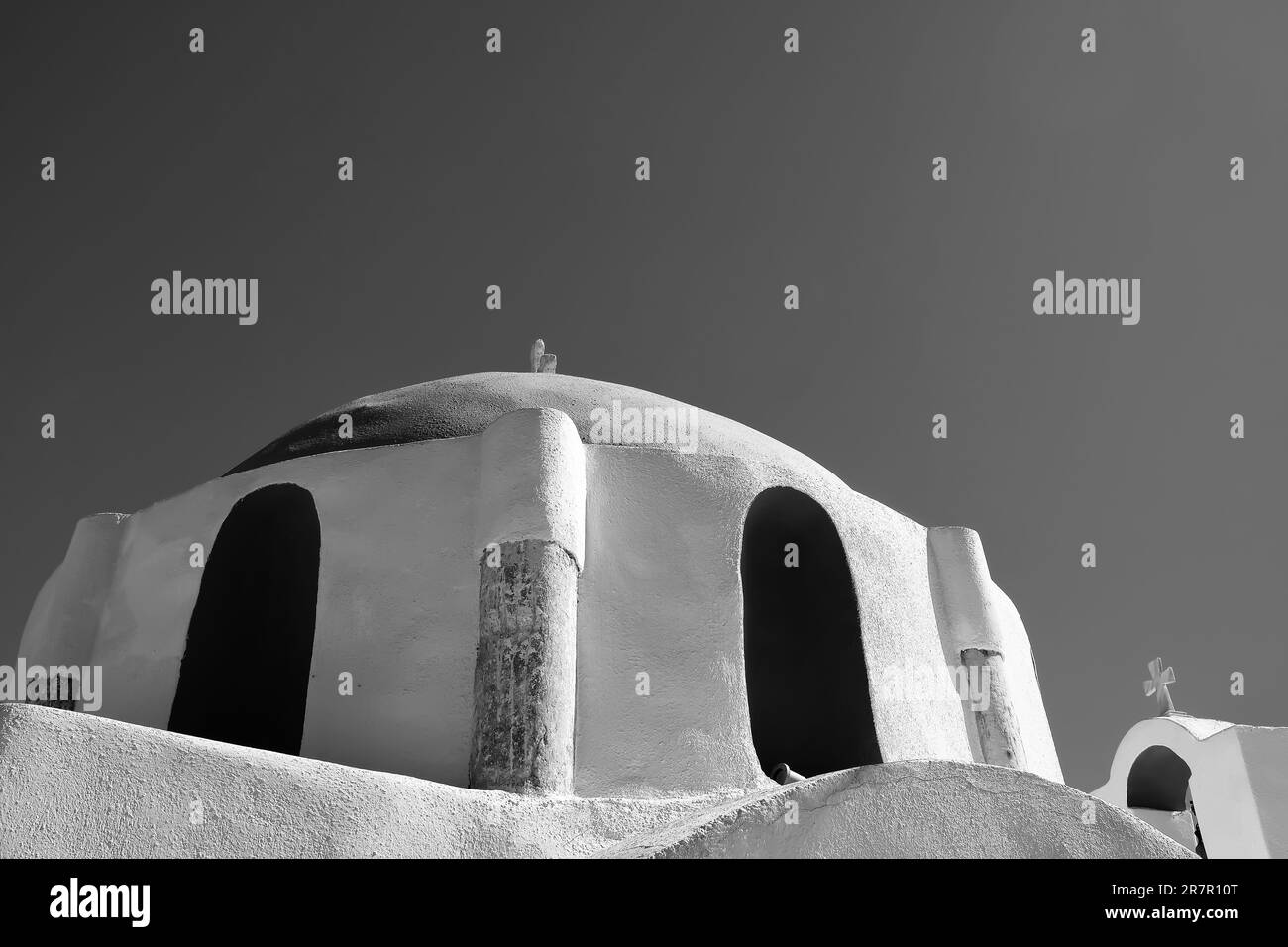 Belle église orthodoxe blanchie à la chaux dans iOS Grèce en noir et blanc Banque D'Images