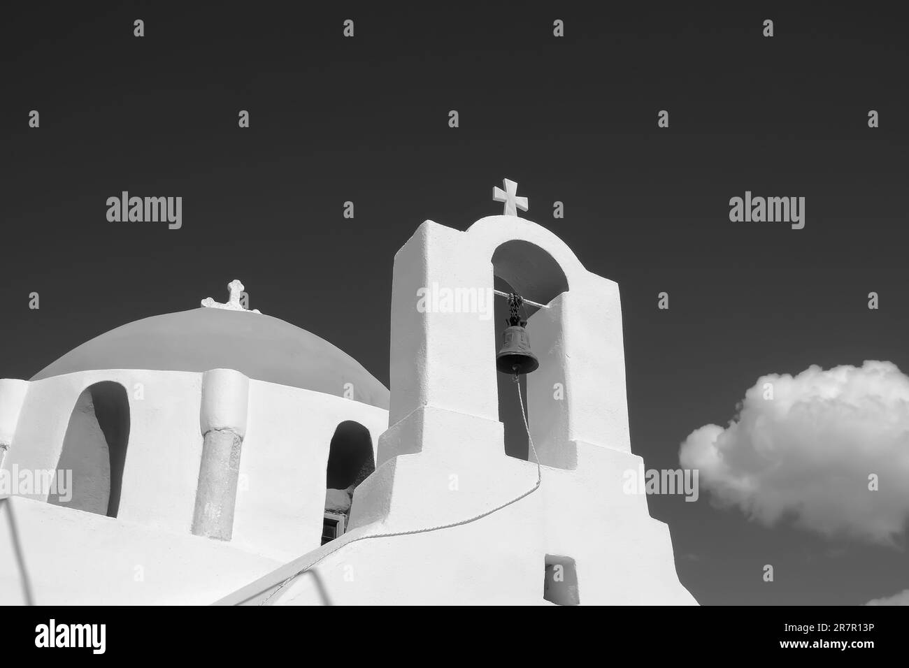 Belle église orthodoxe blanchie à la chaux dans iOS Grèce en noir et blanc Banque D'Images