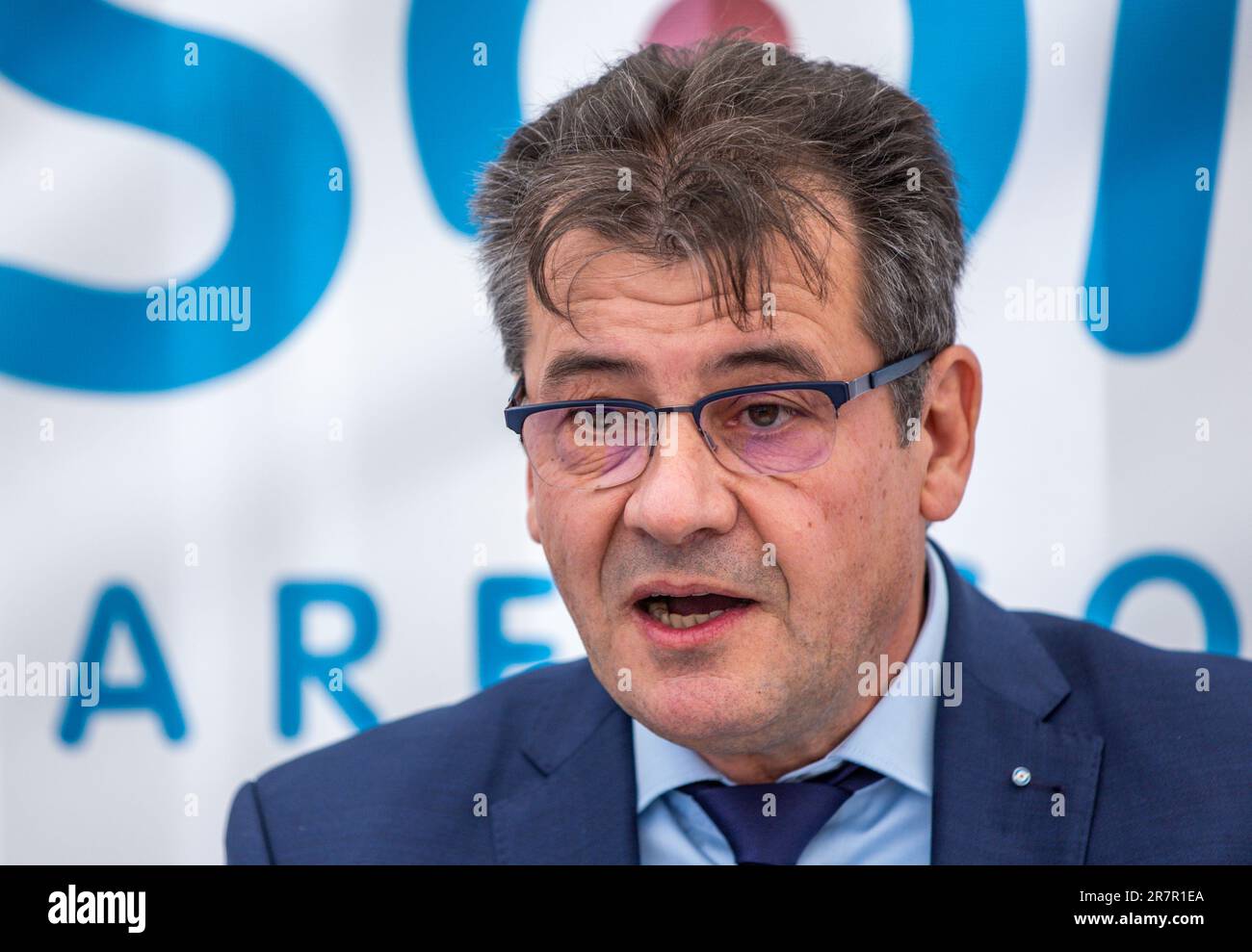 Schwerin, Allemagne. 05th mai 2023. Frank Mengis, responsable des opérations chez Ypsomed AG, prend la parole lors de la cérémonie d'inauguration de l'expansion de l'usine Ypsomed. Le fabricant de technologies médicales Ypsomed, qui se spécialise dans les technologies de perfusion et d'injection, prévoit d'étendre son site en étendant le hall à 3300 mètres carrés. Selon la société, environ 13 millions d'euros seront investis dans ce projet. Credit: Jens Büttner/dpa/Alay Live News Banque D'Images