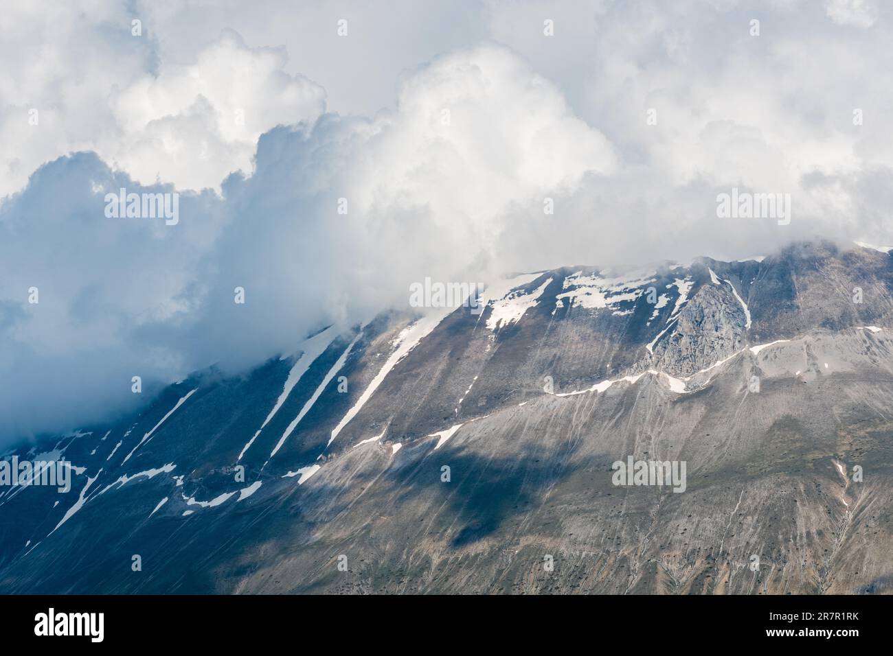 Vue sur Monte Vettore, le plus haut sommet du massif de Sibillini dans les Apennines, avec le sommet de montagne dans les nuages, Italie, Europe Banque D'Images