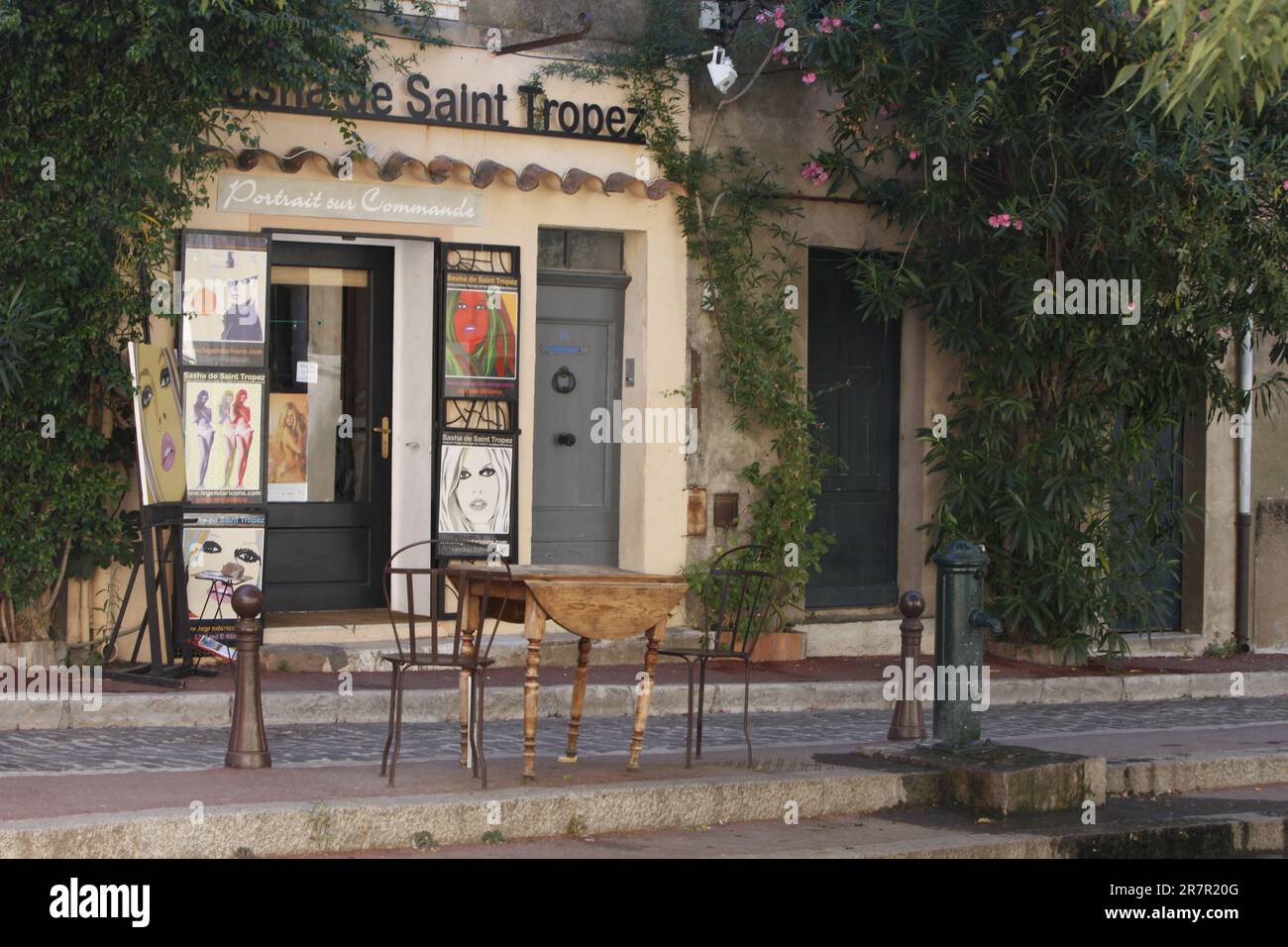 StreetView, petite galerie à St Tropez Banque D'Images