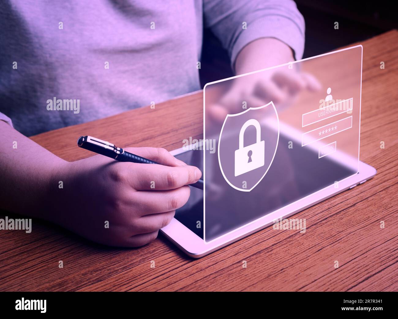 Femme utilisant une tablette numérique pour se connecter avec l'authentification de scanner holographique. Concept de cybersécurité. Protection des données et accès Internet sécurisé. Banque D'Images