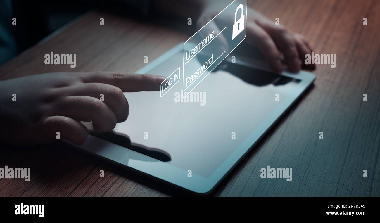 Une femme utilise une tablette numérique pour se connecter à un utilisateur personnel. Informations de sécurité et chiffrement. Concept de cybersécurité. Accès Internet sécurisé. Utilisateur personnel. Banque D'Images