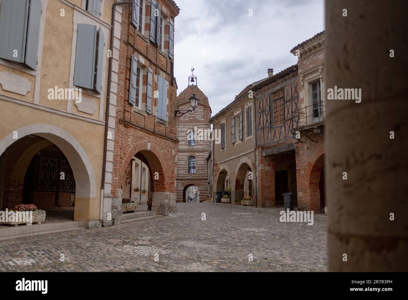 Une rue pavée d'Auvillar, en France, sur le sentier de Camino de Santiago. Pris un jour d'automne couvert sans personne Banque D'Images