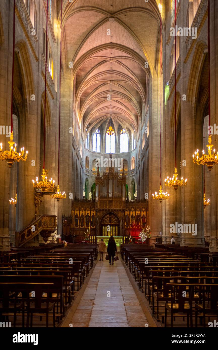 Auch, France - 5 novembre 2022: La nef de la cathédrale d'Auch en France avec quelques personnes méconnaissables assis et marchant dans l'allée principale Banque D'Images