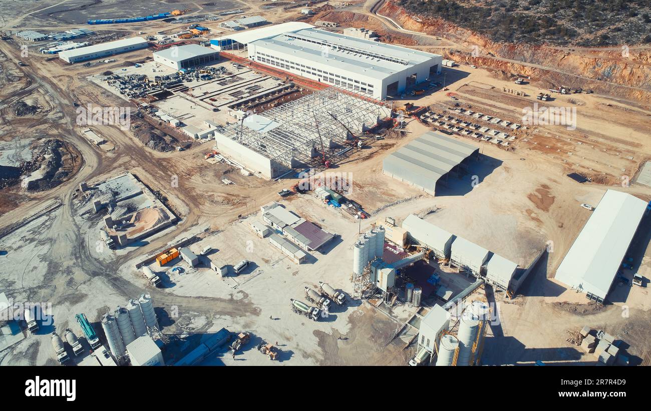 Bâtiments industriels préfabriqués sur le chantier. Fondations en béton et cadres métalliques d'entrepôts en construction Banque D'Images