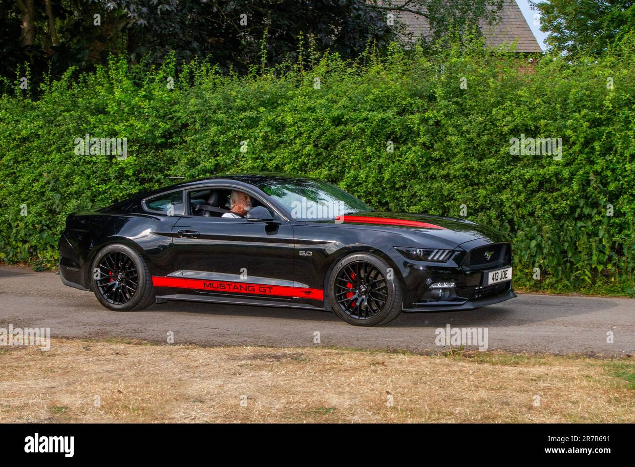 Ford Mustang GT Auto 2016 ; une gamme de passionnés de véhicules rares, excitants et insolites et de participants au Worden Park Motor Village Showcase, Leyland Festival, Royaume-Uni Banque D'Images