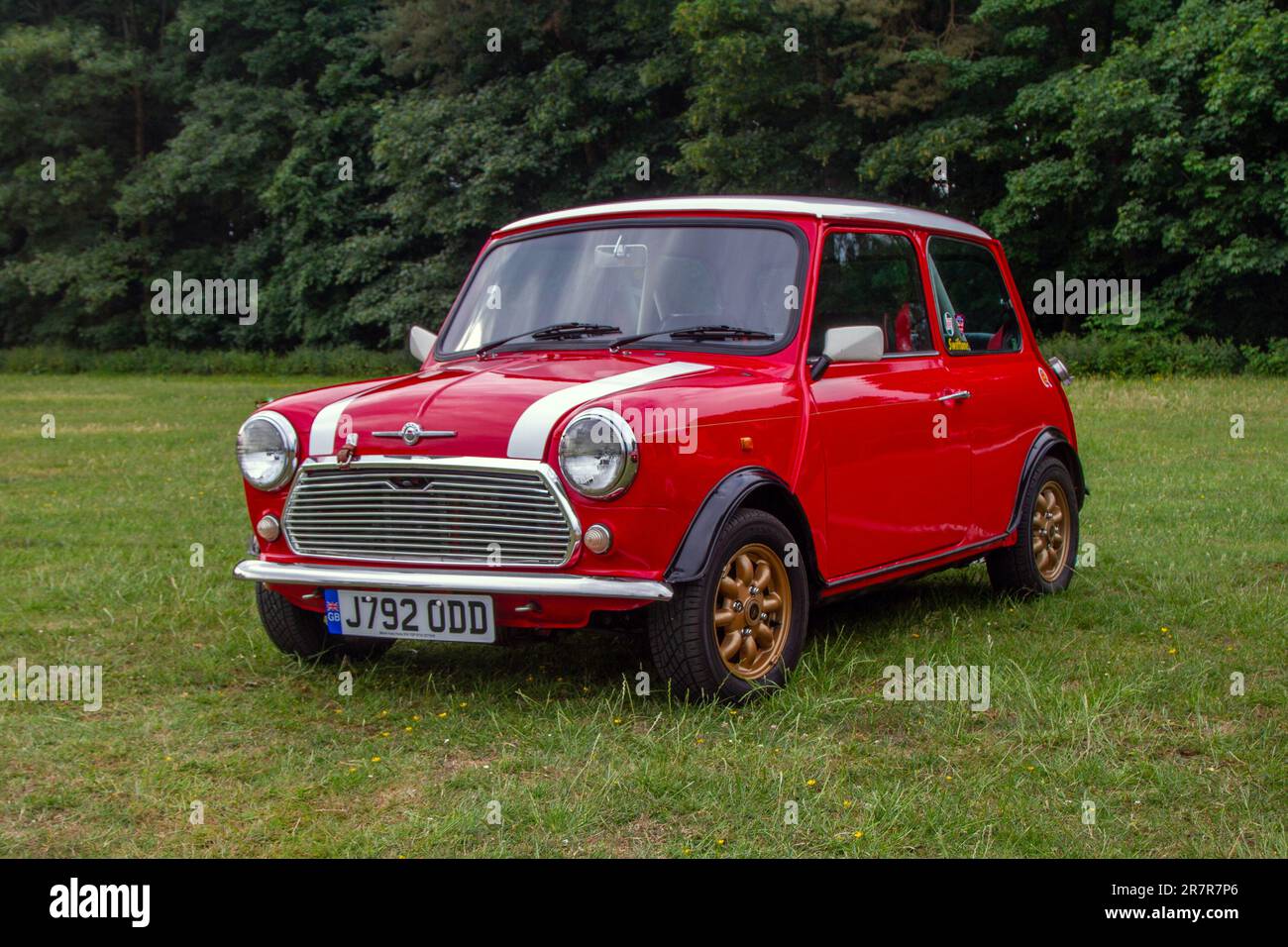 1992, 90s années 90 Rover Mini Mayfair Red car Saloon Pétrol 998 cc ; une gamme de passionnés de véhicules rares, excitants et insolites et de participants au Worden Park Motor Village Showcase, Leyland Festival, Royaume-Uni Banque D'Images