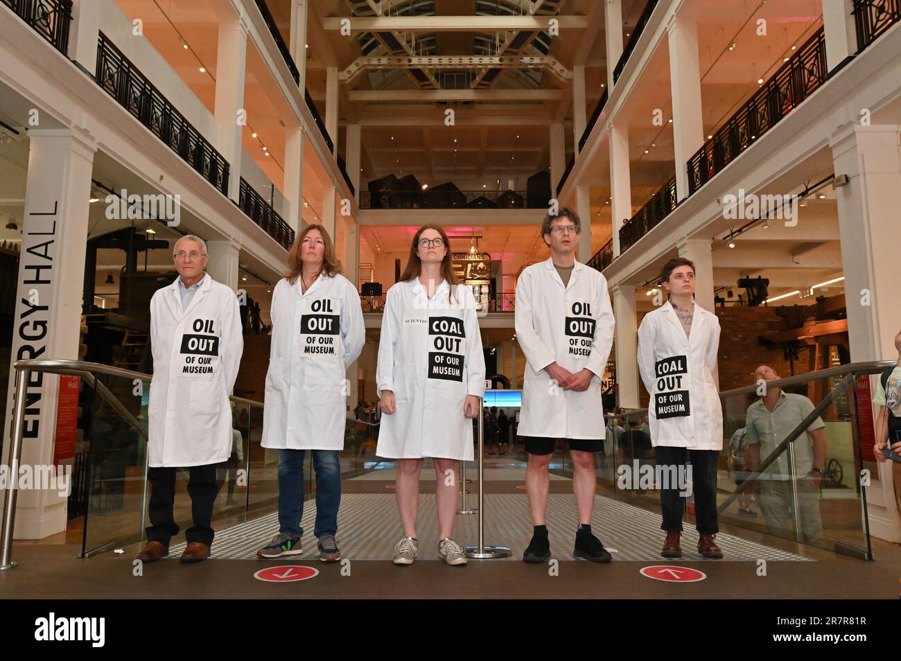 Londres, Royaume-Uni. 17 juin 2023. Les activistes climatiques de la Rebellion scientifique manifestent à l'intérieur du Musée des Sciences contre le parrainage d'Adani, BP et Equinor du Musée. Les activistes vêtus de blouses de laboratoire se tiennent sous une bannière intitulée « BP, Echinor et Adani tuent notre planète », tandis que des confettis noirs sont déposés d'un balcon au-dessus. Credit: Andrea Domeniconi/Alamy News Banque D'Images