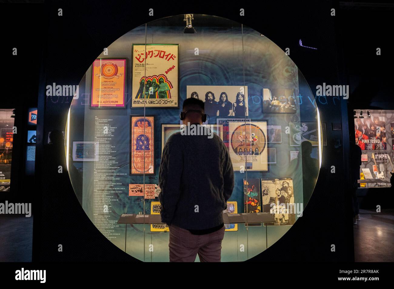 Les gens visitent l'exposition « Pink Floyd - leurs restes mortaux » au ...