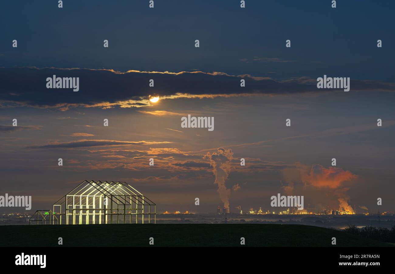 NEUKIRCHEN-VLYN, ALLEMAGNE - 5 MAI 2023: Norddeutschland TIP, point de repère de Ruhr Metropolis contre le ciel nocturne avec lune sur 5 mai 2023 à Neukirchen-Vlyn Banque D'Images