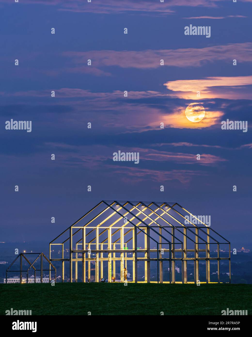 NEUKIRCHEN-VLYN, ALLEMAGNE - 5 MAI 2023: Norddeutschland TIP, point de repère de Ruhr Metropolis contre le ciel nocturne avec lune sur 5 mai 2023 à Neukirchen-Vlyn Banque D'Images