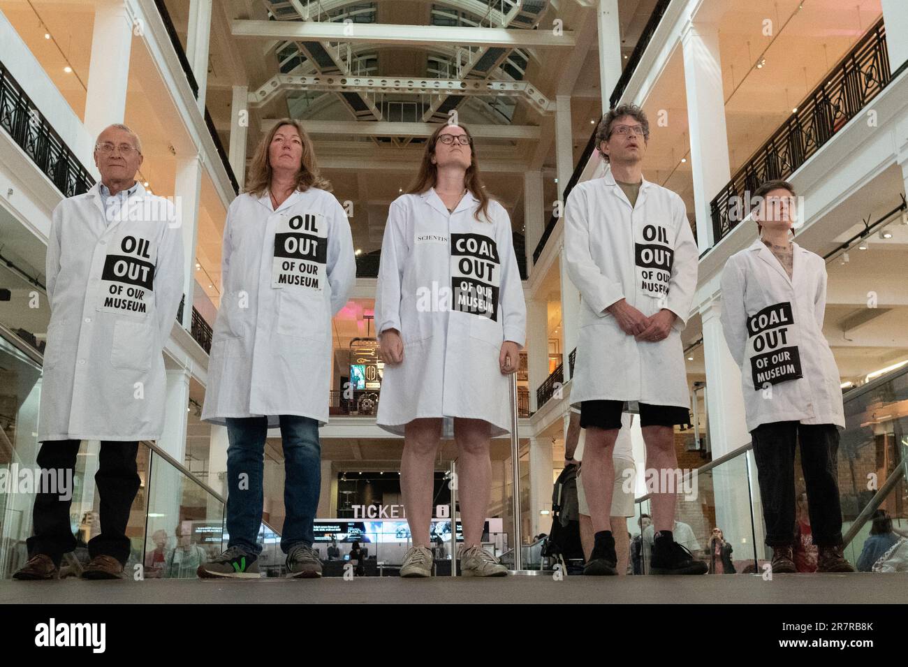 Londres, Royaume-Uni. 17 juin 2023. Les activistes climatiques des scientifiques du XR ont manifesté pour appeler le Science Museum de Londres à cesser d'accepter le parrainage de combustibles fossiles par le groupe Adani, un important producteur de charbon, et par la compagnie pétrolière publique norvégienne Echinor et le géant pétrolier britannique BP. La manifestation fait suite aux remarques récentes du Secrétaire général de l'ONU Antonio Gutteres selon lesquelles les compagnies de combustibles fossiles essayaient de « se mettre à genoux » pour lutter contre la menace du réchauffement planétaire. Crédit : Ron Fassbender/Alamy Live News Banque D'Images