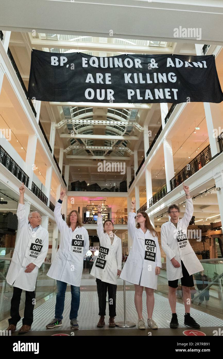 Londres, Royaume-Uni. 17 juin 2023. Les activistes climatiques des scientifiques du XR ont manifesté pour appeler le Science Museum de Londres à cesser d'accepter le parrainage de combustibles fossiles par le groupe Adani, un important producteur de charbon, et par la compagnie pétrolière publique norvégienne Echinor et le géant pétrolier britannique BP. La manifestation fait suite aux remarques récentes du Secrétaire général de l'ONU Antonio Gutteres selon lesquelles les compagnies de combustibles fossiles essayaient de « se mettre à genoux » pour lutter contre la menace du réchauffement planétaire. Crédit : Ron Fassbender/Alamy Live News Banque D'Images