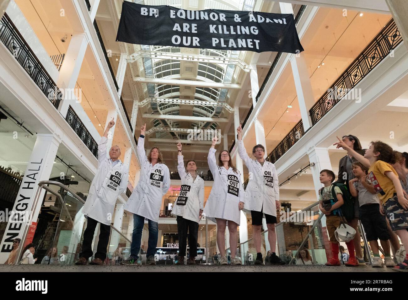 Londres, Royaume-Uni. 17 juin 2023. Les activistes climatiques des scientifiques du XR ont manifesté pour appeler le Science Museum de Londres à cesser d'accepter le parrainage de combustibles fossiles par le groupe Adani, un important producteur de charbon, et par la compagnie pétrolière publique norvégienne Echinor et le géant pétrolier britannique BP. La manifestation fait suite aux remarques récentes du Secrétaire général de l'ONU Antonio Gutteres selon lesquelles les compagnies de combustibles fossiles essayaient de « se mettre à genoux » pour lutter contre la menace du réchauffement planétaire. Crédit : Ron Fassbender/Alamy Live News Banque D'Images