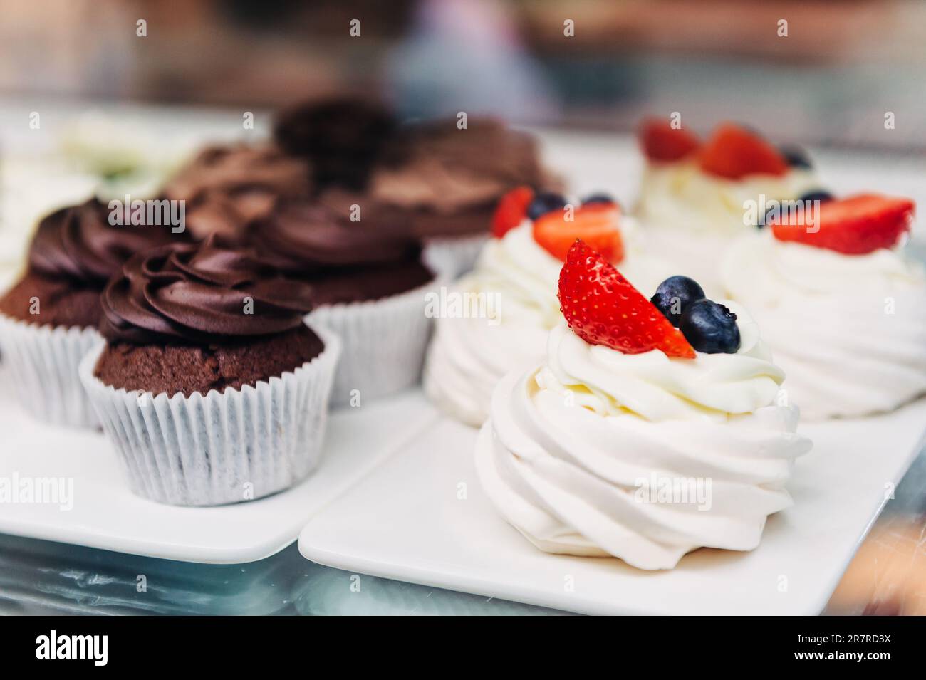 Vitrine avec petits gâteaux au chocolat et dessert meringue à la boulangerie Banque D'Images