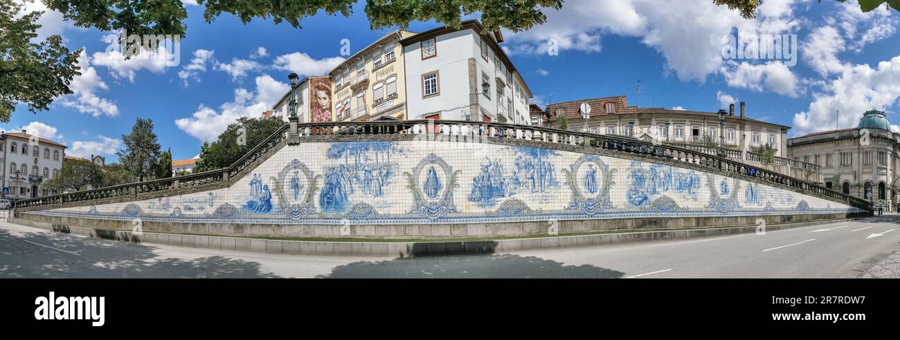 Viseu Portugal - 06 10 2023: Vue panoramique sur panneau de tuiles décoratives iconiques, élément artistique représentant aux costumes régionaux anciens, localiser Banque D'Images