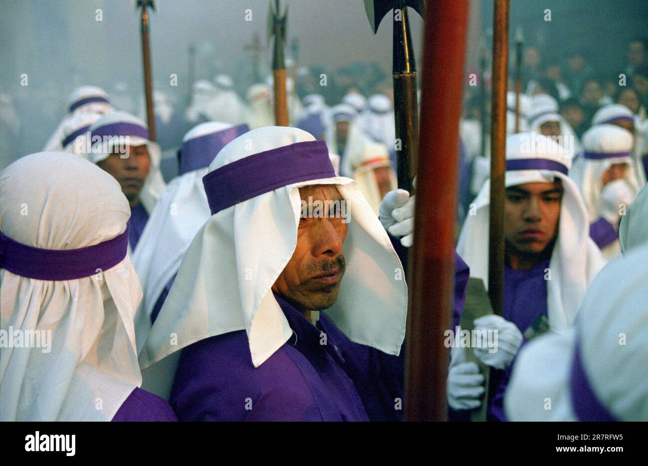 Les hommes locaux se préparent pour l'une des processions de Pâques à Antigua, au Guatemala. Banque D'Images