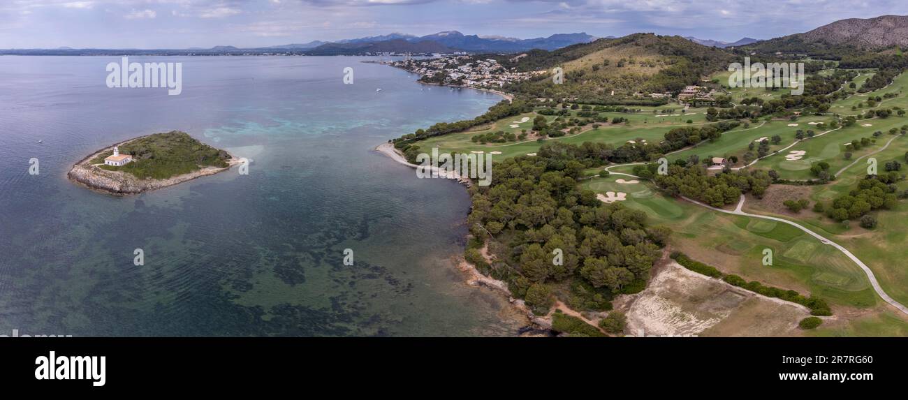 plage et île d'Alcanada, Club de Golf Alcanada, Alcudia, Majorque, Iles Baléares, Espagne Banque D'Images