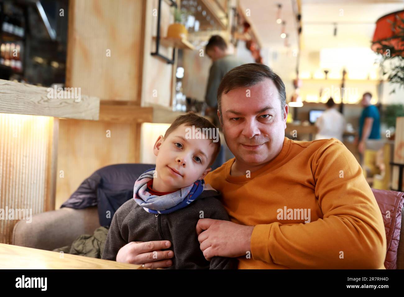 Père avec son fils posant au restaurant Banque D'Images