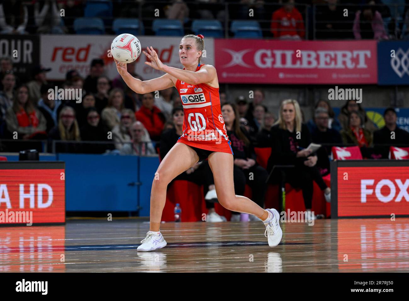 17th juin 2023 ; Ken Rosewall Arena, Sydney, Nouvelle-Galles du Sud, Australie : Suncorp Super Netball, New South Wales Swifts versus Adelaide Thunderbirds ; Maddy Turner of the NSW Swifts passe la balle Banque D'Images