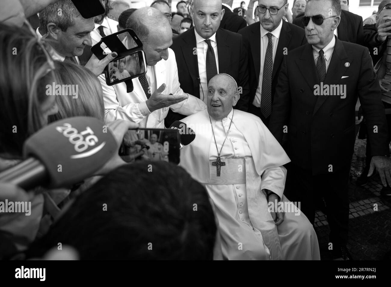 Rome, Italie. 16 juin 2023. Le pape François quitte la Polyclinique Agostino Gemelli à Rome après sa récente chirurgie abdominale. Crédit: Maria Grazia Picciarella/Alay Live News Banque D'Images