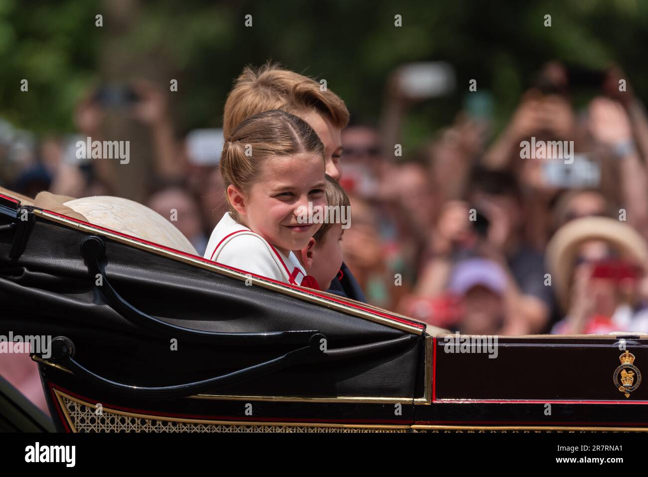 The Mall, Westminster, Londres, Royaume-Uni. 17th juin 2023. La famille royale et les groupes et troupes massés ont redescendu le Mall de Horse Guards Parade vers Buckingham Palace après la cérémonie de Trooping of the Color. C'est le premier sous le règne du roi Charles III qui a roulé un cheval. La princesse Charlotte a roulé dans une calèche avec les frères Banque D'Images