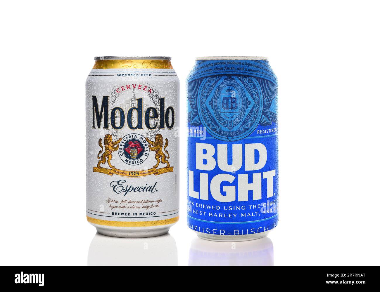 IRVINE, CALIFORNIE - 15 JUIN 2023 : une boîte de Modelo Especial et Une boîte de Bud Light sur blanc. Les deux marques se battent pour le numéro 1 des ventes aux États-Unis. Banque D'Images