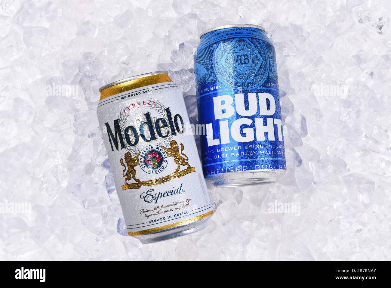 IRVINE, CALIFORNIE - 15 JUIN 2023 : une boîte de Modelo Especial et Une boîte de Bud Light on Ice. Les deux marques se battent pour la place numéro 1 dans USA Sales. Banque D'Images