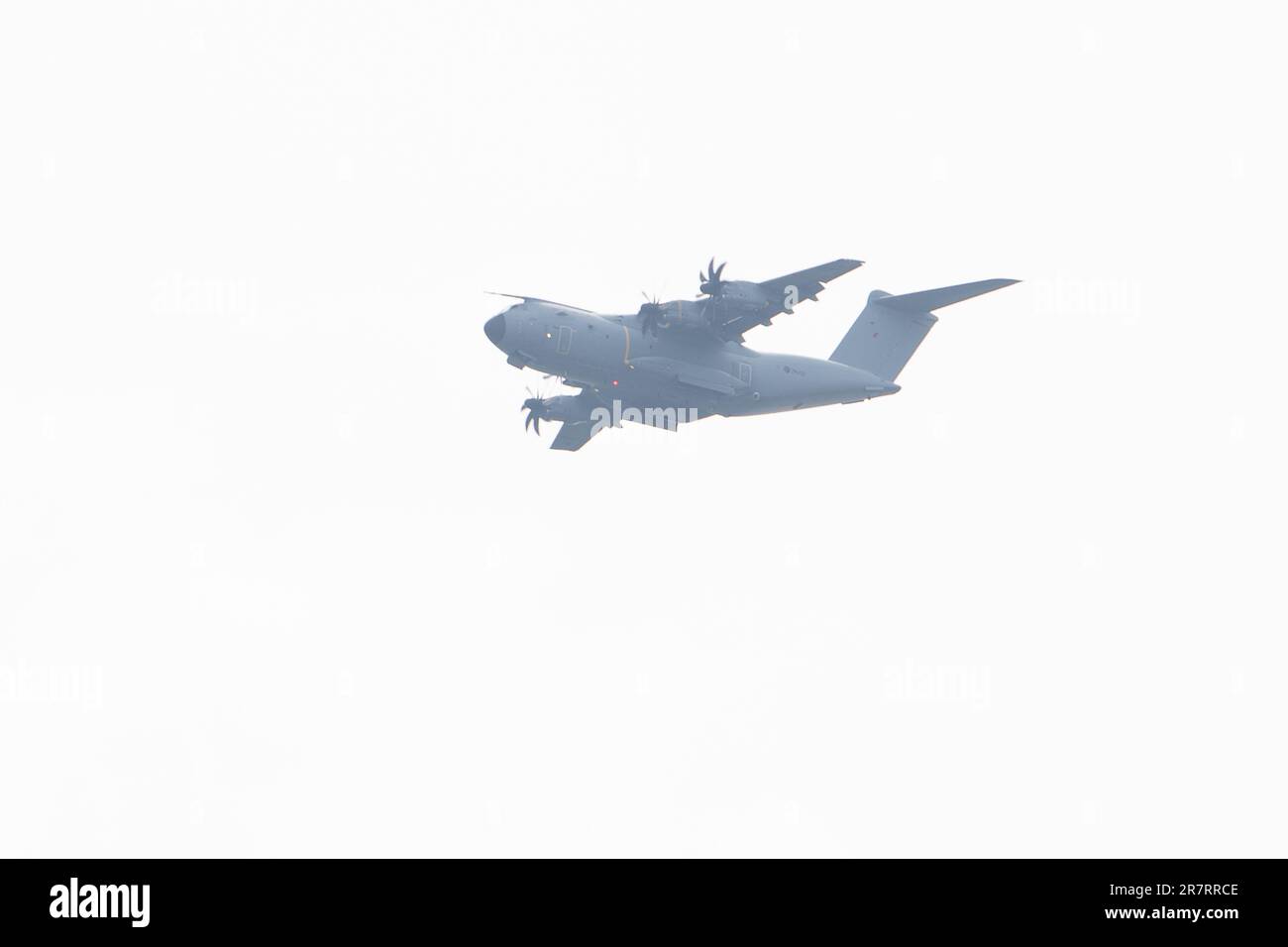 Eton, Windsor, Berkshire, Royaume-Uni. 17th juin 2023. Un avion de la RAF survolant le château de Windsor sur le chemin du retour du spectaculaire Flycast de l'anniversaire du Roi de 70 avions militaires cet après-midi. Crédit : Maureen McLean/Alay Live News Banque D'Images