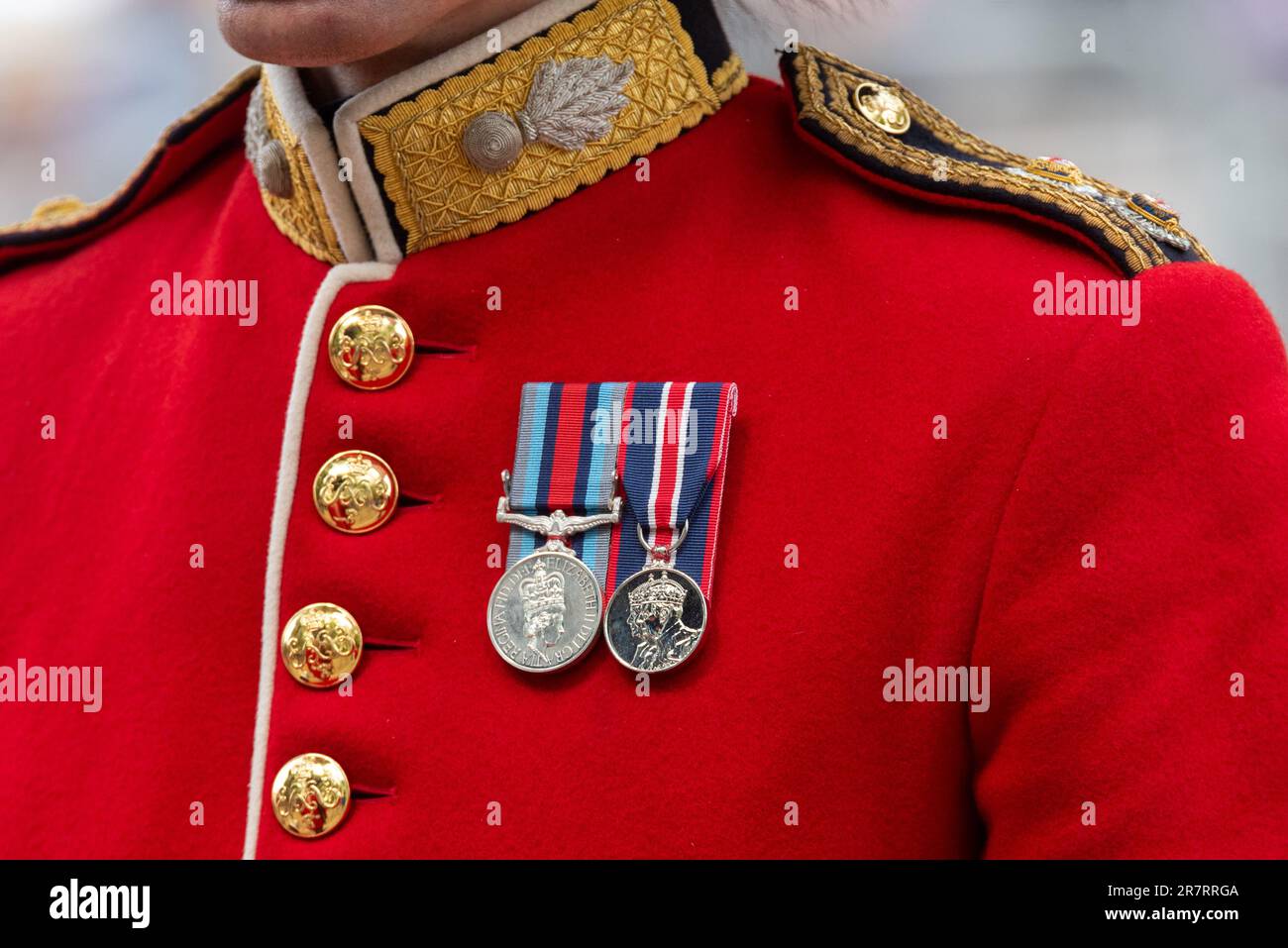 The Mall, Westminster, Londres, Royaume-Uni. 17th juin 2023. La famille royale et les groupes et troupes massés ont redescendu le Mall de Horse Guards Parade vers Buckingham Palace après la cérémonie de Trooping of the Color. C'est le premier sous le règne du roi Charles III Médailles d'un officier des Grenadier Guards. La reine Elizabeth II et la Médaille du couronnement du roi Charles III Banque D'Images